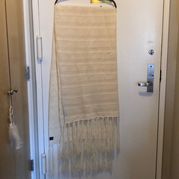 NWOT 360 Cashmere oversized cream scarf - Picture 3 of 8